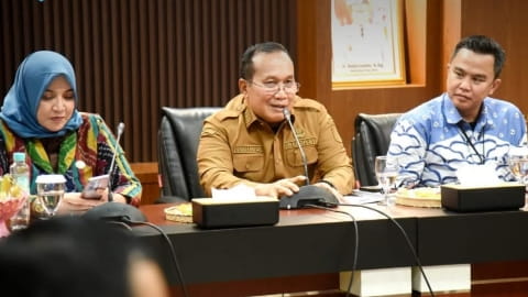 OJK Puji Kinerja Sujiwo, Akses Keuangan Kubu Raya Tembus 100 Persen