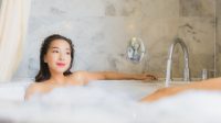 Ilustrasi mandi air hangat