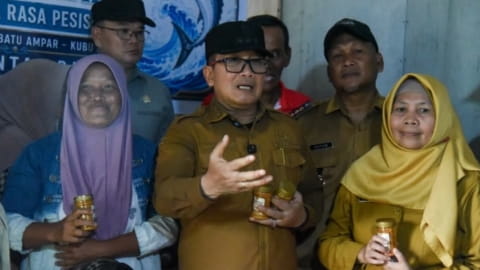 Borong Produk UMKM, Bupati Sujiwo Janji Bantu Pengembangan Abon Ikan Batu Ampar