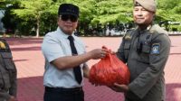 1000887107 Sujiwo Bagikan Sembako untuk Satpol PP Kubu Raya