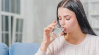 Ilustrasi minum air putih