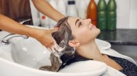 Ilustrasi cuci rambut dengan lembut