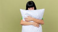 Ilustrasi ganti sarung bantal