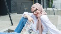 Ilustrasi membawa jilbab cadangan