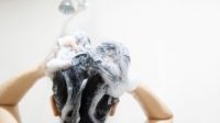 Ilustrasi keramas rambut