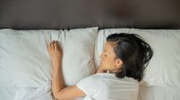 Ilustrasi mengganti posisi tidur