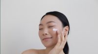 Ilustrasi menggunakan sunscreen