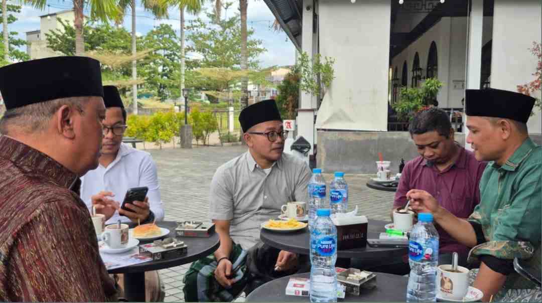 Gus Salam ngopi santai di Asiang