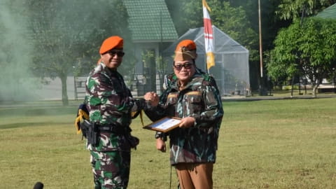 Sujiwo Terima Penghargaan Warga Kehormatan Korpasgat TNI AU