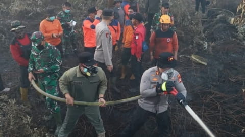 Sujiwo Pimpin Pemadam Karhutla di Limbung
