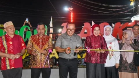 Bupati Sujiwo Resmikan Taman Pasar Kakap, Dorong Penataan Kawasan dan Ekonomi Warga
