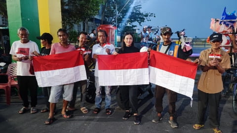 Maria Lestari Bagikan Ribuan Bendera Merah Putih, Ajak UMKM Pontianak Semangat Berdikari