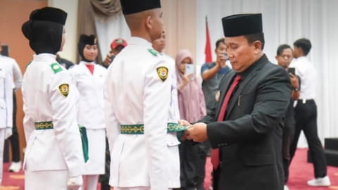 Sujiwo Tekankan Ikrar dan Pengabdian kepada 28 Paskibraka Kubu Raya