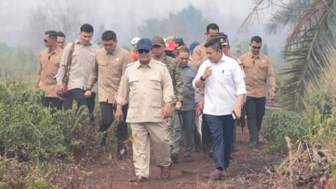 Pantau Karhutla di Kubu Raya, Presiden Prabowo Perkuat Operasi Pemadaman Darat dan Udara