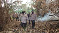 1001142514 Karhutla Dekati Permukiman, Kapolda Kalbar Turun Padamkan Api