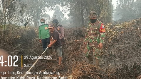 Kasat Balakar Kalbar Komandan Wasil Turun Langsung Padamkan Karhutla di Mega Timur