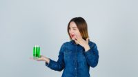 Ilustrasi menggunakan obat kumur