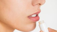 Ilustrasi menggunakan pelembab bibir