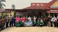 KKN UNU Kalbar Kelompok 6 Bersama TNI-Polri Bagikan Masker dan Gelar Pemeriksaan Kesehatan Gratis