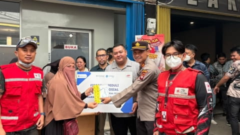 FIFGROUP Pontianak Salurkan Air Bersih dan Vitamin untuk Warga Terdampak Karhutla
