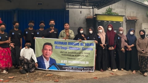 Remaja Masjid Al Falah Bagikan 5.000 Masker untuk Warga Terdampak Kabut Asap Karhutla