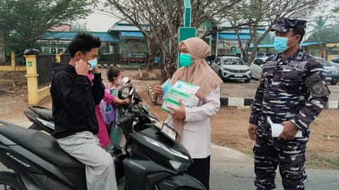 Kabut Asap Masih Pekat, Puskesmas Sungai Kakap Bagikan 250 Masker