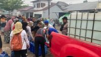 1001205469 Kemarau Panjang, Polres Kubu Raya Salurkan 10.000 Liter Air Bersih untuk 659 Warga