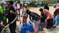1001210379 Kemarau, IMM Salurkan 9.000 Liter Air di Rasau Jaya