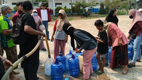Kemarau, IMM Salurkan 9.000 Liter Air di Rasau Jaya