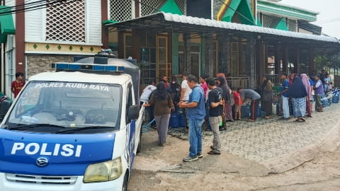 Polres Kubu Raya Salurkan 9.000 Liter Air Bersih