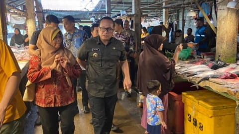 Sujiwo Ingatkan Pedagang Pasar Bahagia Tak Ganjal Pengaman Listrik