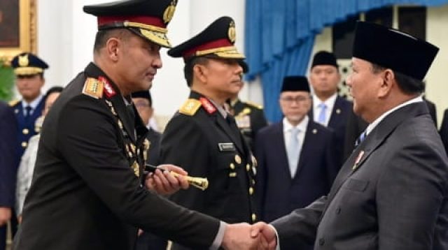 Presiden Prabowo Subianto melantik Komisaris Jenderal Polisi Suyudi Ario Seto sebagai Kapolri dan Komisaris Jenderal Polisi Wahyu Hadiningrat sebagai Wakapolrin di Istana Negara, Jakarta, Kamis, 1 Oktober 2026. (Foto: BPMI Setpres).