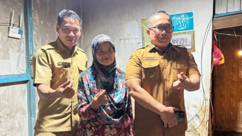 Bupati Sujiwo Targetkan Bedah Rumah Eli Rampung Dua Pekan