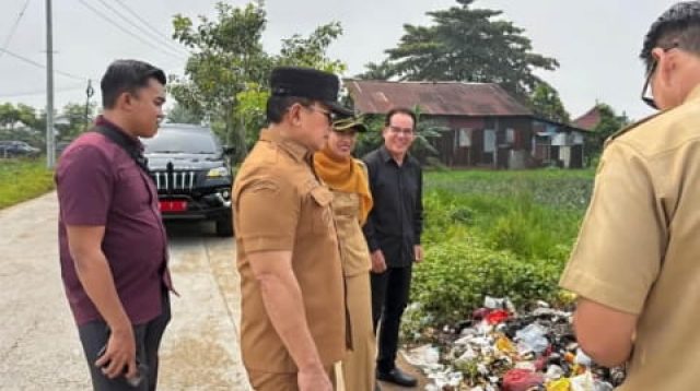 Sujiwo Turun Cek Sampah di Jalan Hakka, Pemkab Segera Cari Solusi