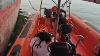 Tim SAR Evakuasi ABK KM Karsa Setia di Perairan Muara Jungkat
