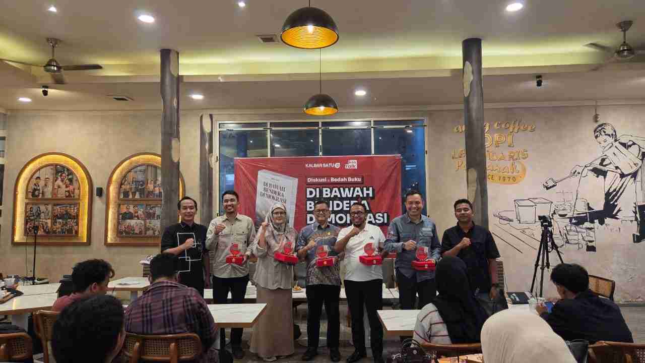Kalbar Satu ID Perkuat Literasi Politik Lewat Bedah Buku Di Bawah Bendera Demokrasi